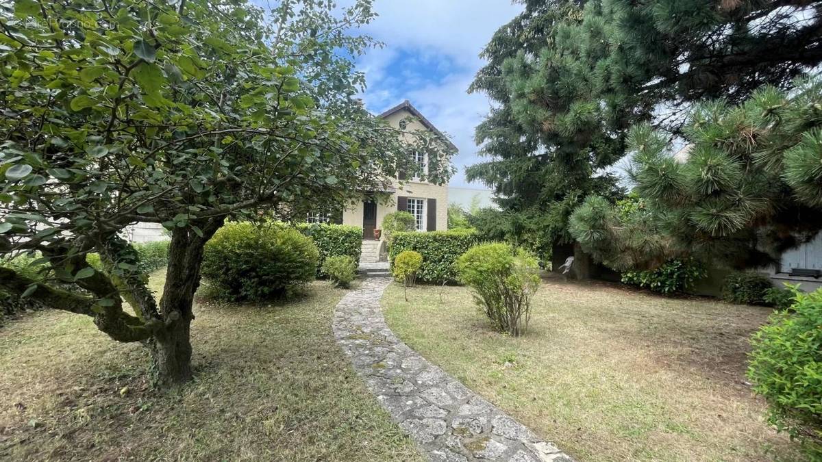 Maison à LES CLAYES-SOUS-BOIS