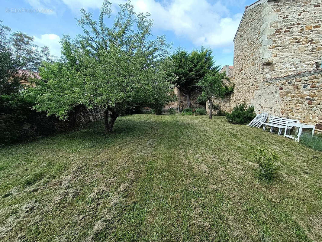 Maison à VIC-LE-COMTE