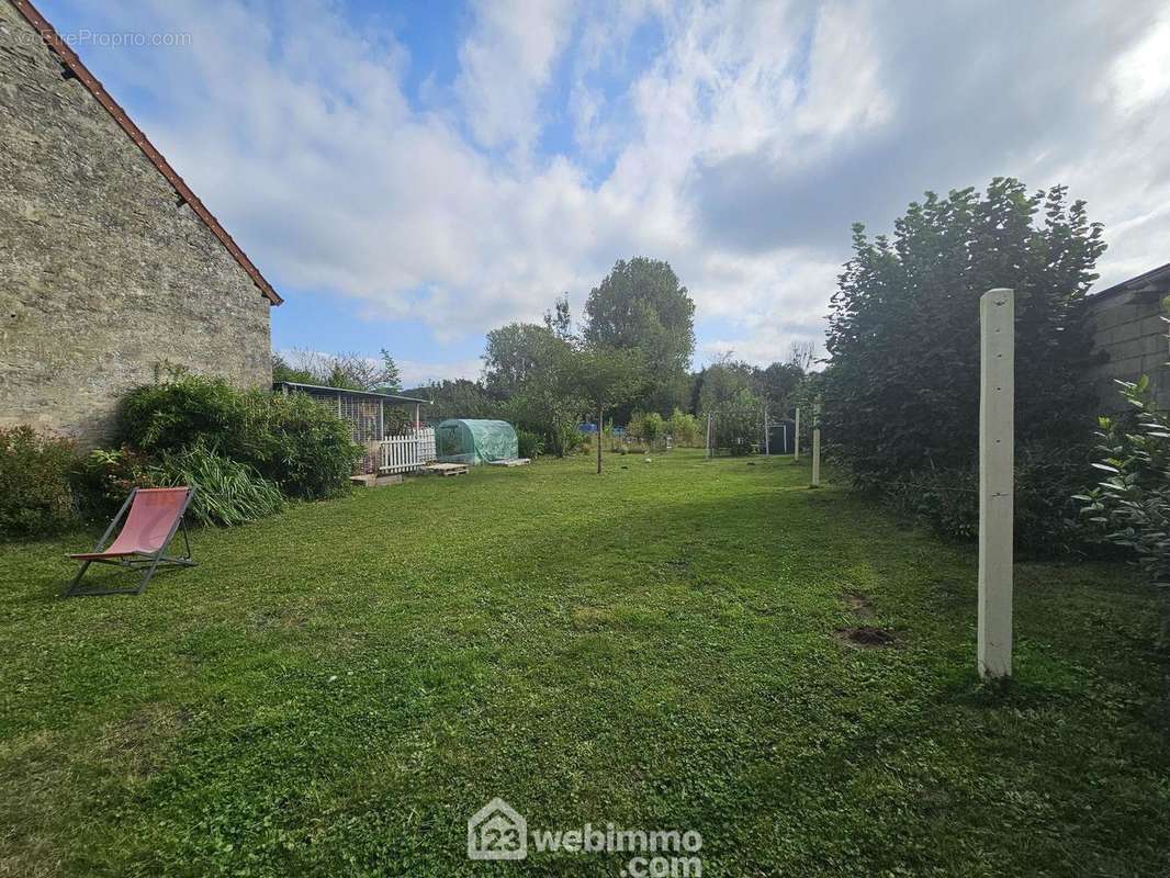 Erigée sur un terrain entièrement clos de 1 493 m² - Maison à FESTIEUX