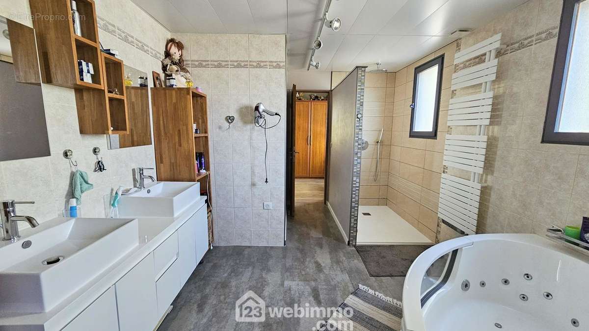 Au RDC, une salle d&#039;eau/salle de bain de 12 m². - Maison à ETIOLLES