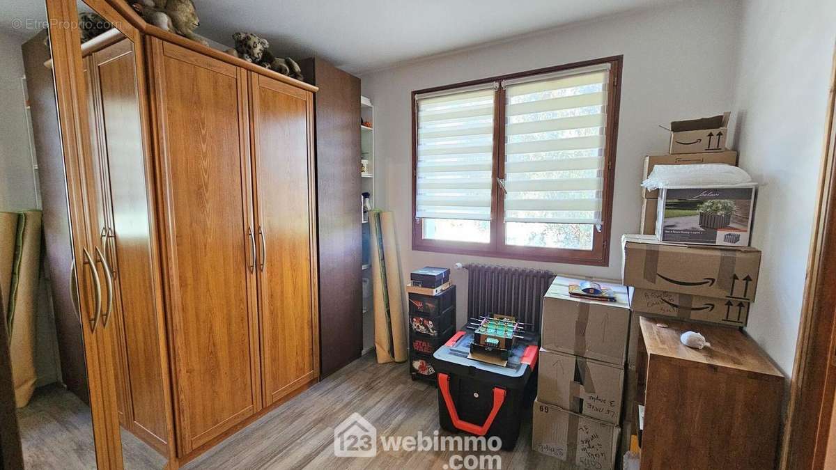 Au RDC, une chambre de 9 m² toute parquetée. - Maison à SOISY-SUR-SEINE