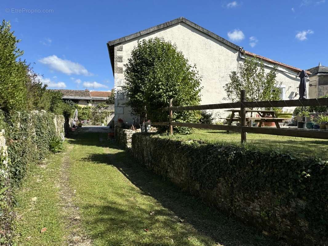 Maison à CHAMPAGNE-MOUTON