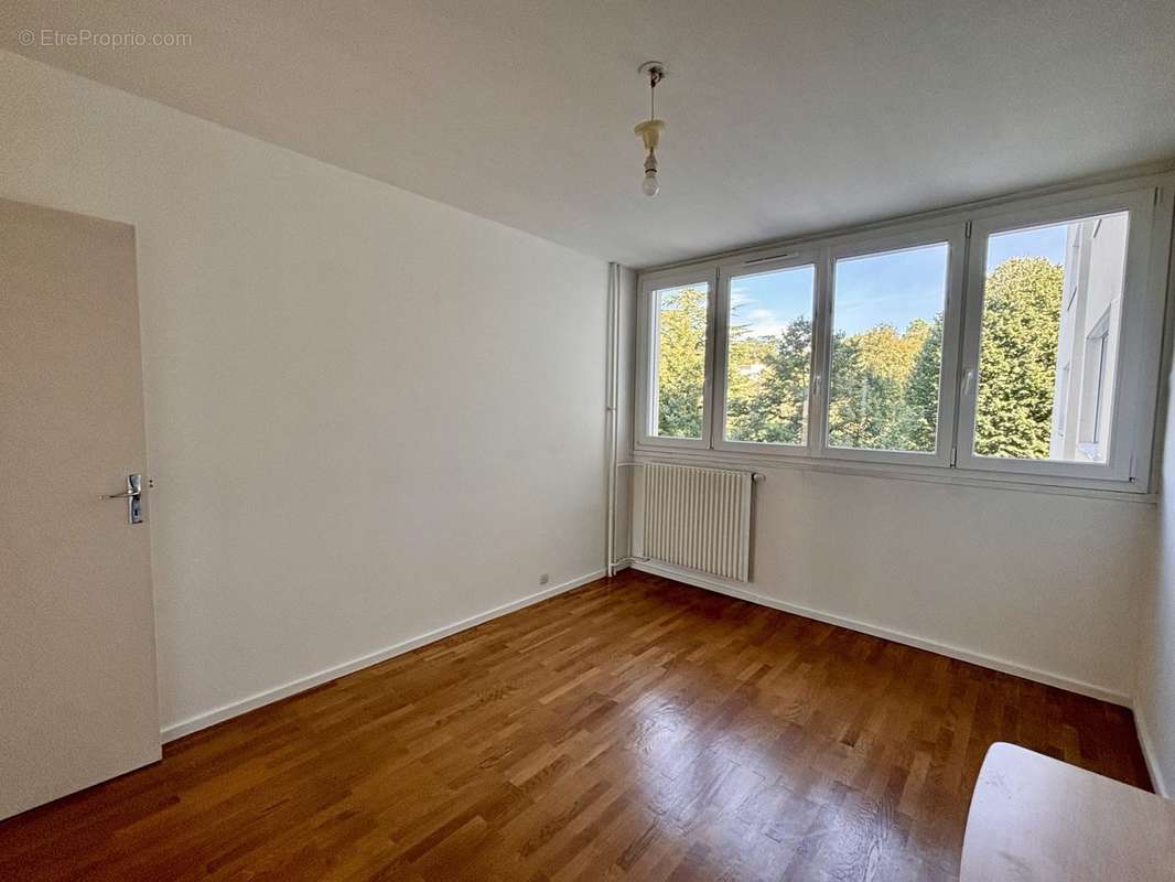 Chambre avec fenêtre panoramique - Appartement à SAINTE-FOY-LES-LYON