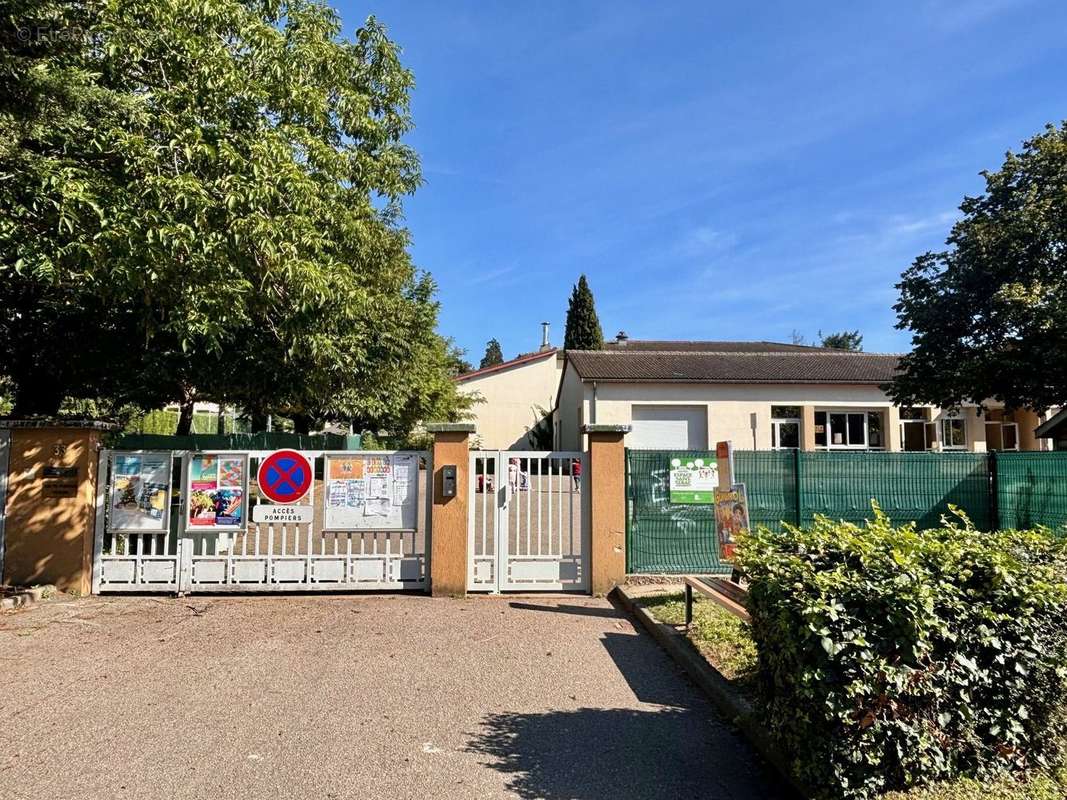 Ecole primaire Chatelain  - Appartement à SAINTE-FOY-LES-LYON