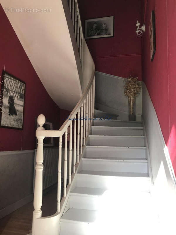 Hall d&#039;entré/Escalier - Maison à PLASSAC