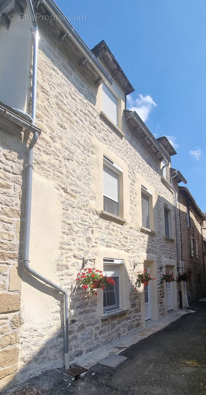 Maison à SAINT-SATURNIN-DE-LENNE