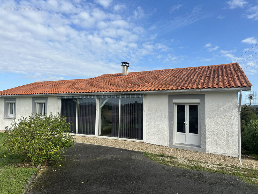 Maison à LA ROCHE-CHALAIS