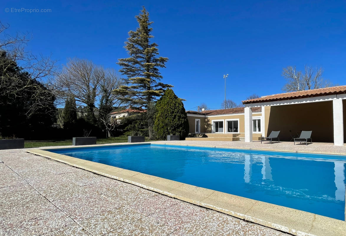 Maison à ENTRAIGUES-SUR-LA-SORGUE