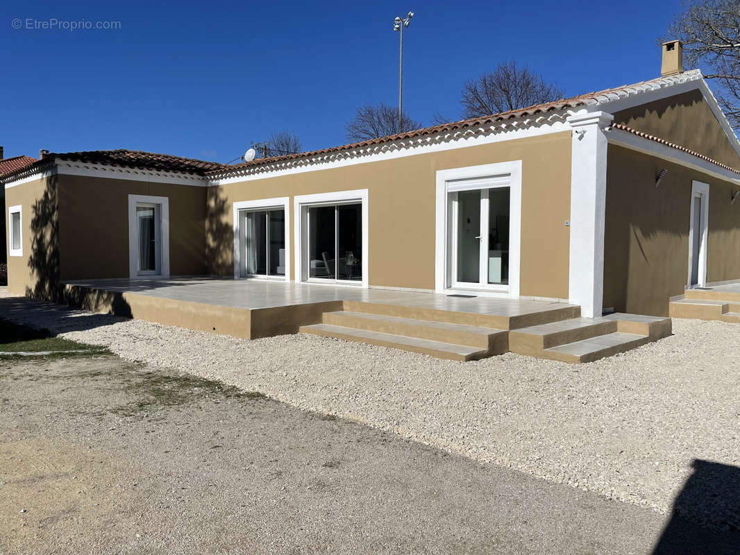 Maison à ENTRAIGUES-SUR-LA-SORGUE