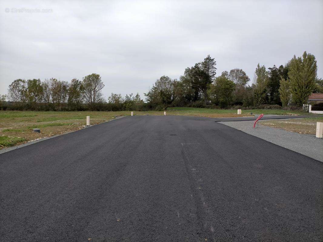 Terrain à SAINT-LAURENT-DE-LA-PREE