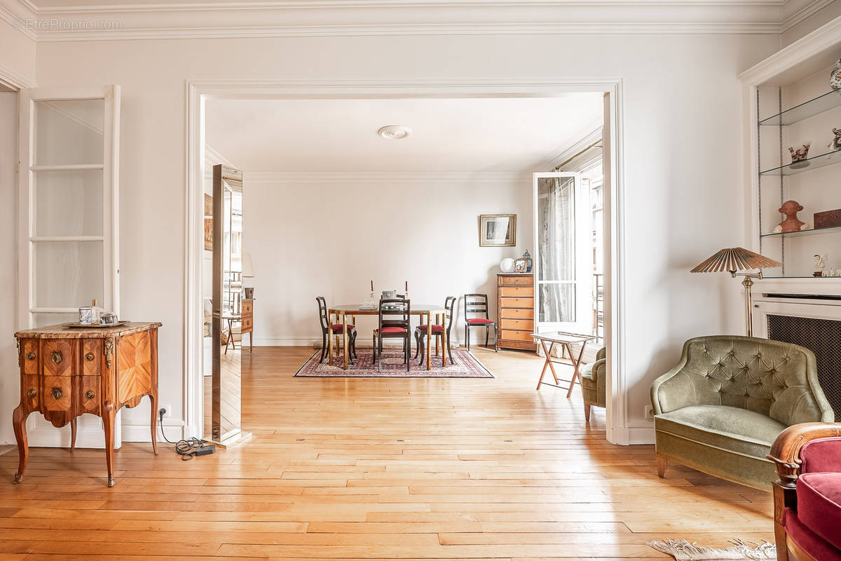 Appartement à PARIS-16E