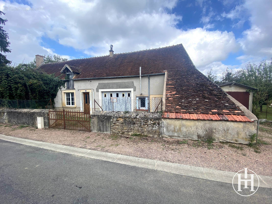 Maison à AINAY-LE-CHATEAU