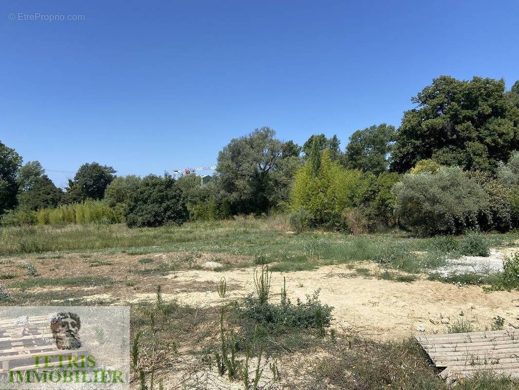 Terrain à LA TOUR-D&#039;AIGUES