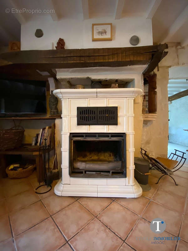 Poêle à bois en céramique de la marque GODIN - Maison à SAINT-SEURIN-DE-CADOURNE