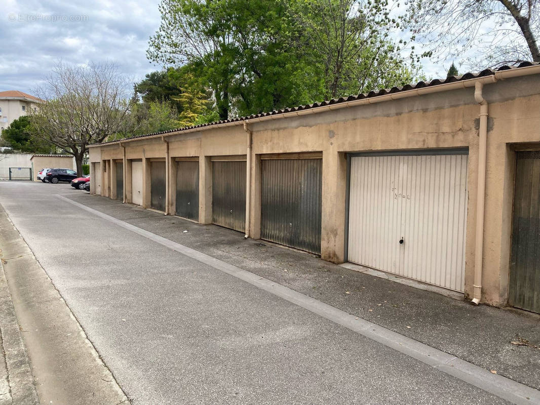 Parking à MONTREUIL