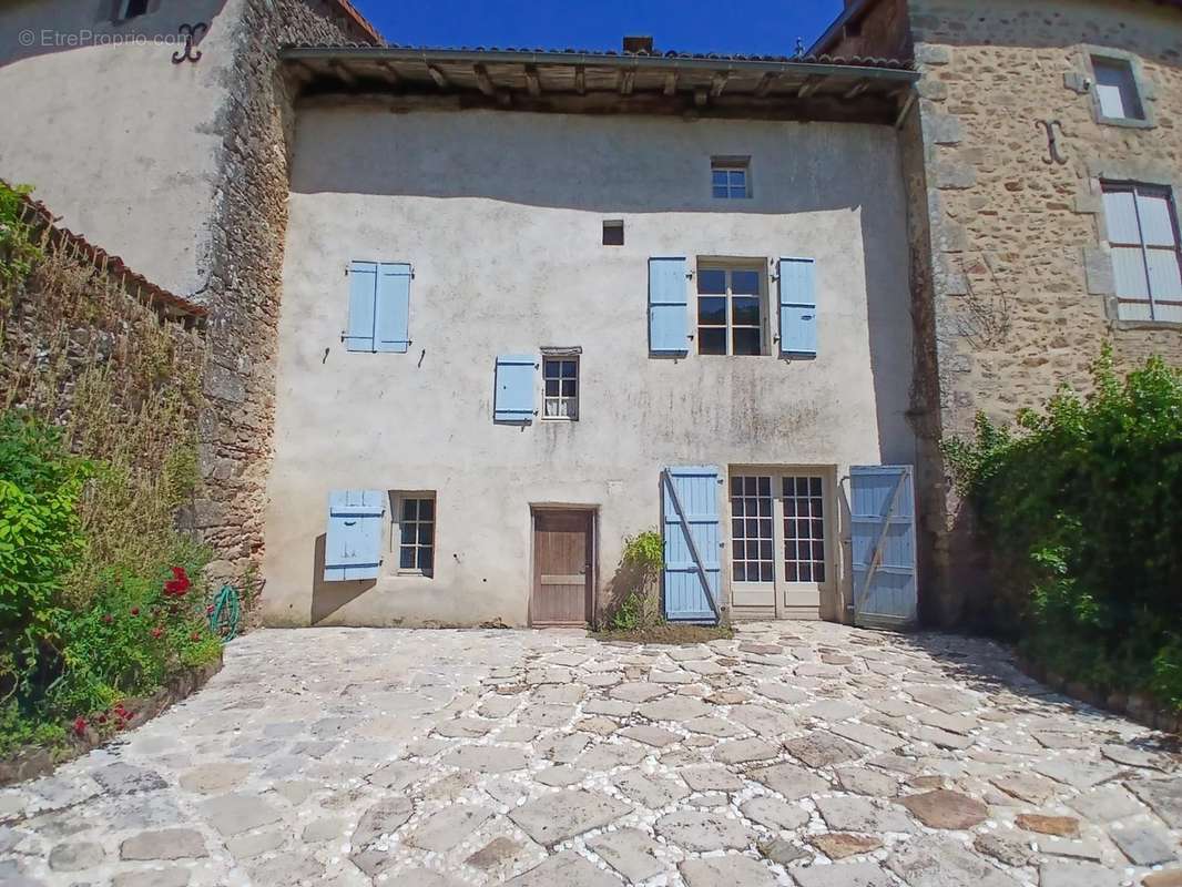 Maison à LES SALLES-LAVAUGUYON