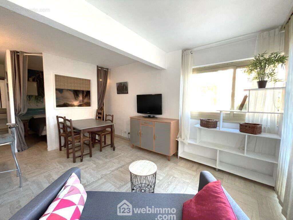 Séjour et cuisine ouverte entièrement équipée - Appartement à SAINTE-MAXIME