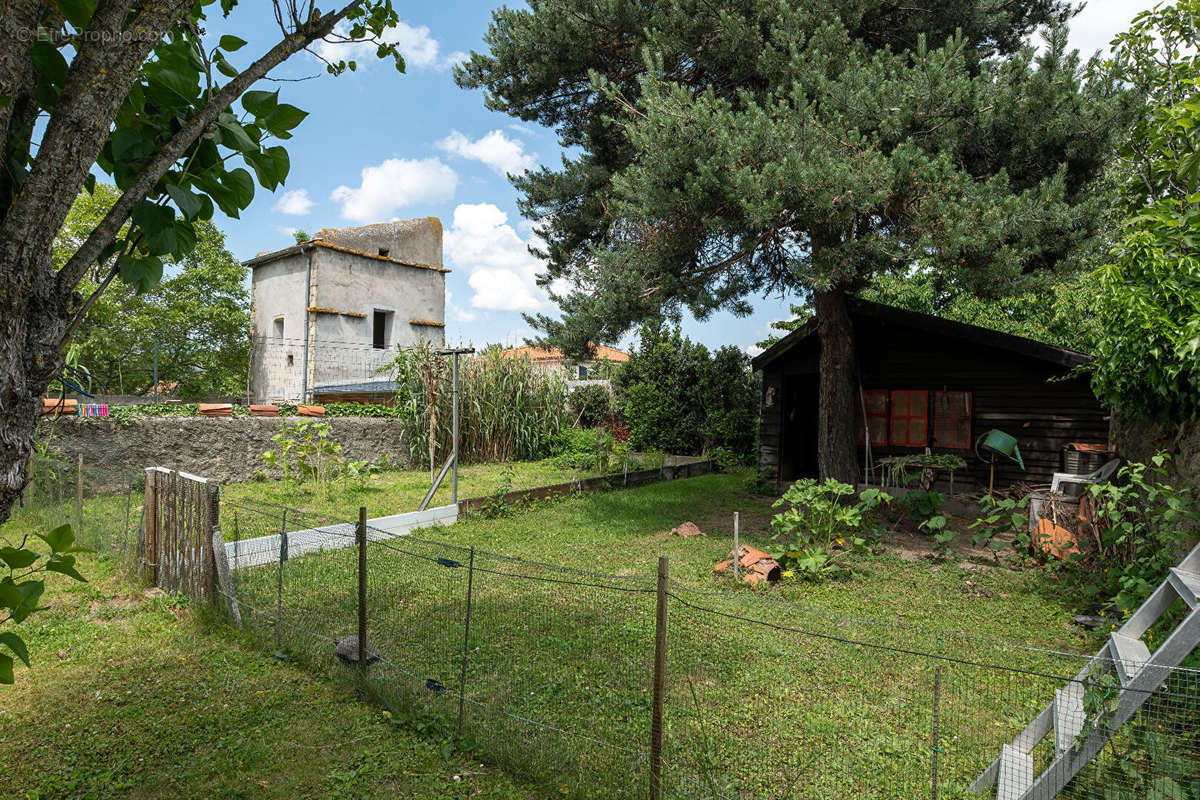 Maison à VIC-LE-COMTE