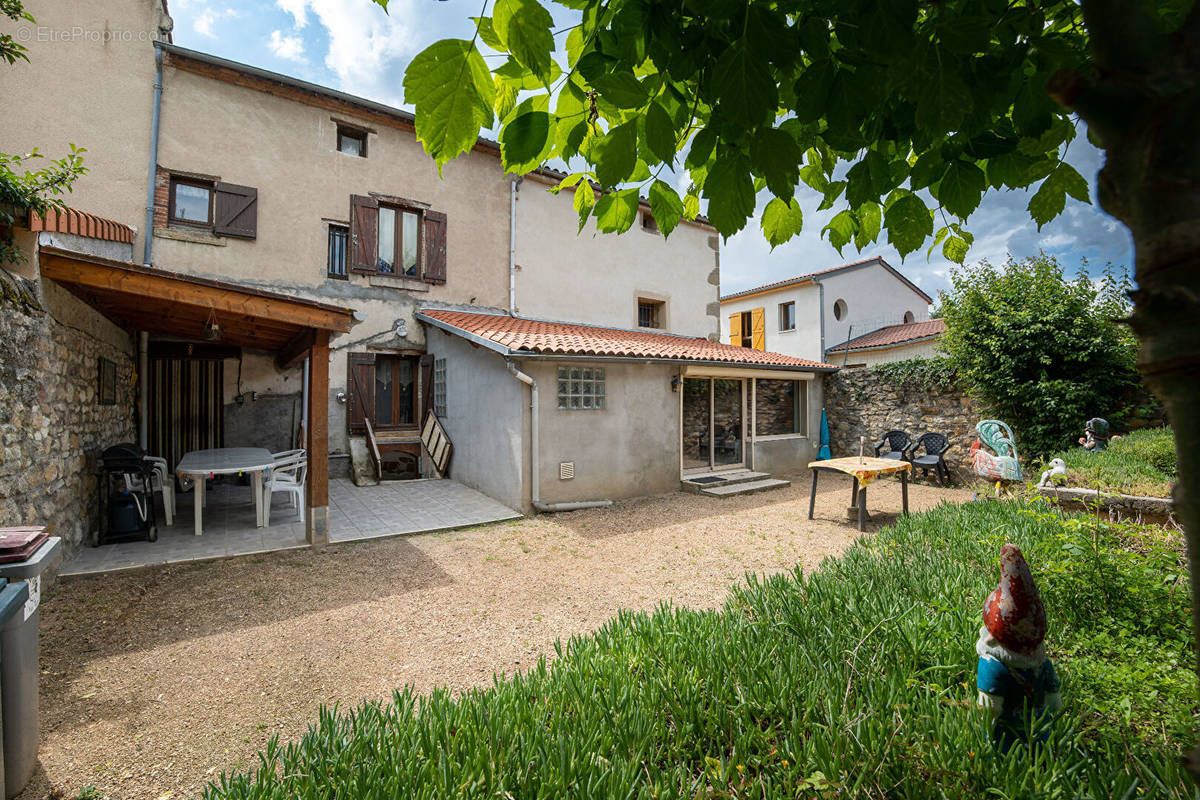 Maison à VIC-LE-COMTE