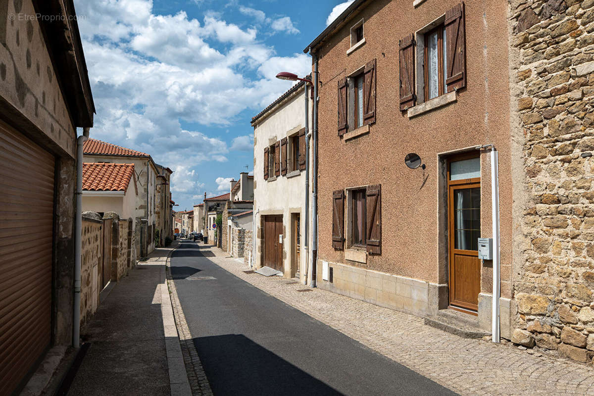 Maison à VIC-LE-COMTE