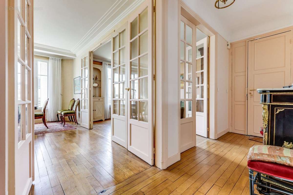 Appartement à PARIS-16E