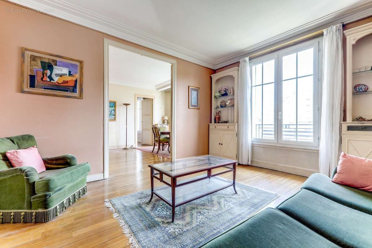 Appartement à PARIS-16E