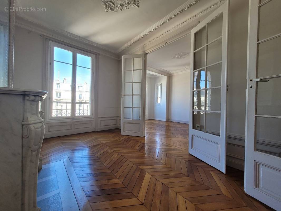 Appartement à PARIS-15E