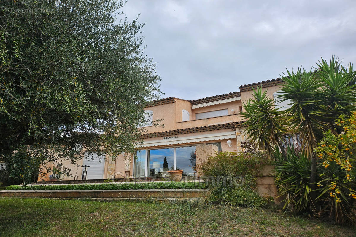 Maison à CHATEAUNEUF-GRASSE