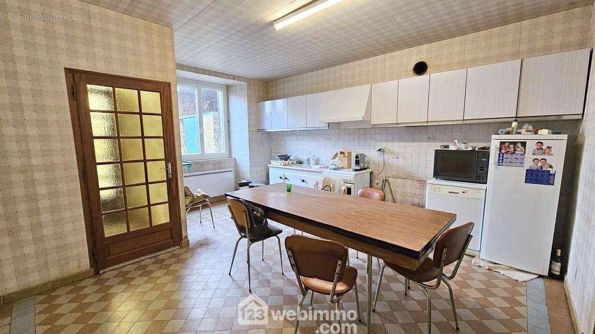 Une cuisine de 21 m² très spacieuse. - Maison à FONTAINEBLEAU