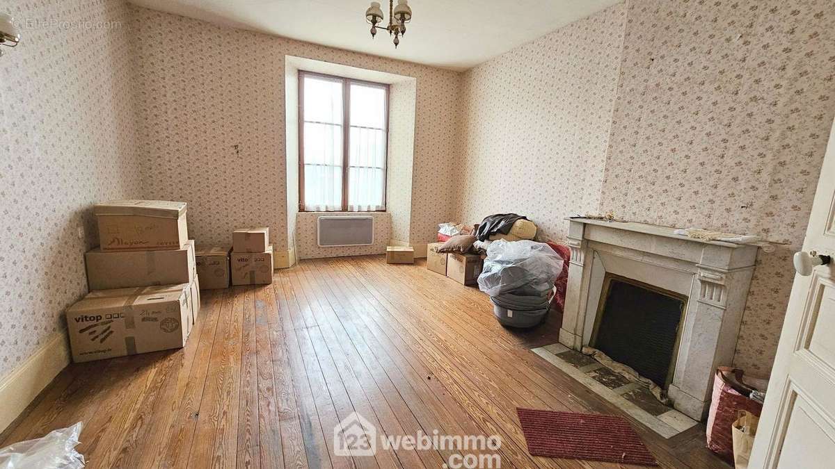 Une première chambre de 18 m² toute parquetée. - Maison à FONTAINEBLEAU