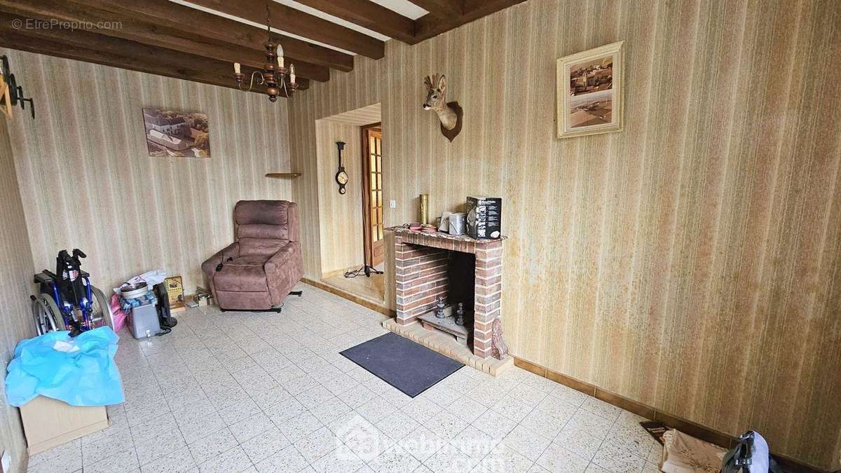 Une salle à manger de 14 m² avec sa cheminée. - Maison à FONTAINEBLEAU