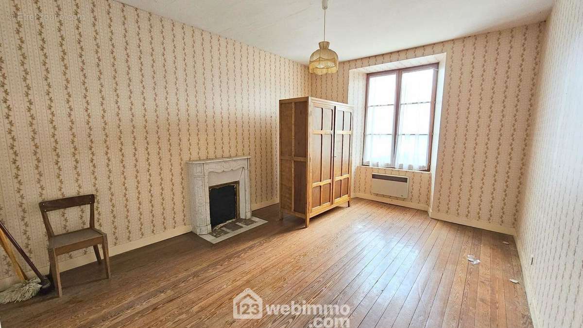 Une seconde chambre de 18 m² toute parquetée. - Maison à LA CHAPELLE-LA-REINE