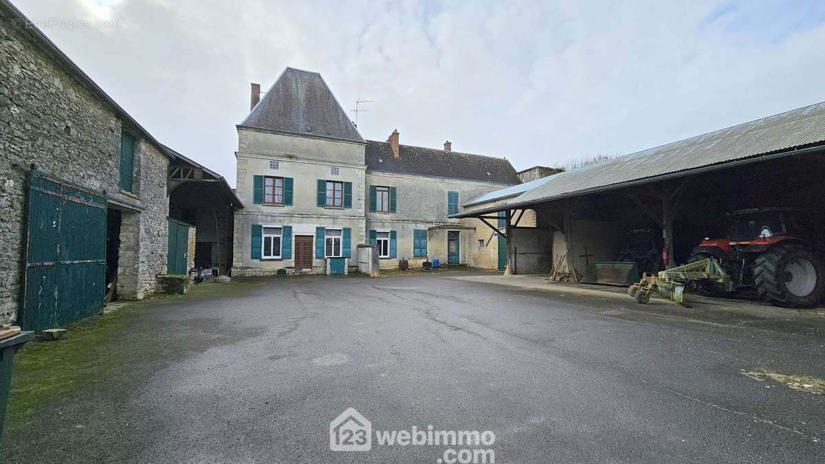 Venez découvrir cette belle bâtisse de 263 m² et ses dépendances. - Maison à LA CHAPELLE-LA-REINE