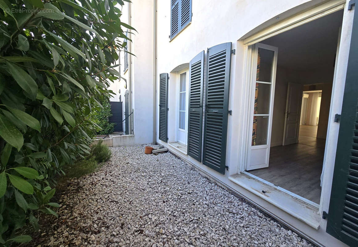 Appartement à CHATEAUNEUF-LE-ROUGE