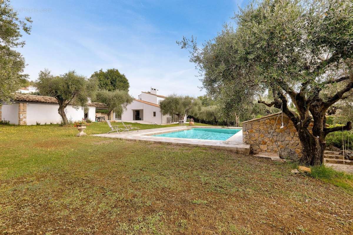 Maison à CHATEAUNEUF-GRASSE