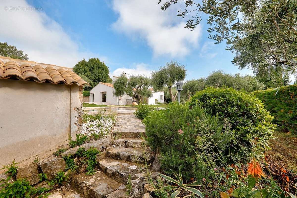 Maison à CHATEAUNEUF-GRASSE