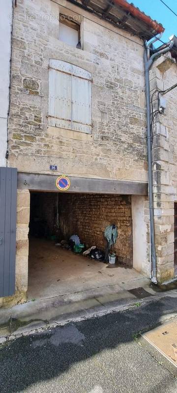 Parking à CELLES-SUR-BELLE