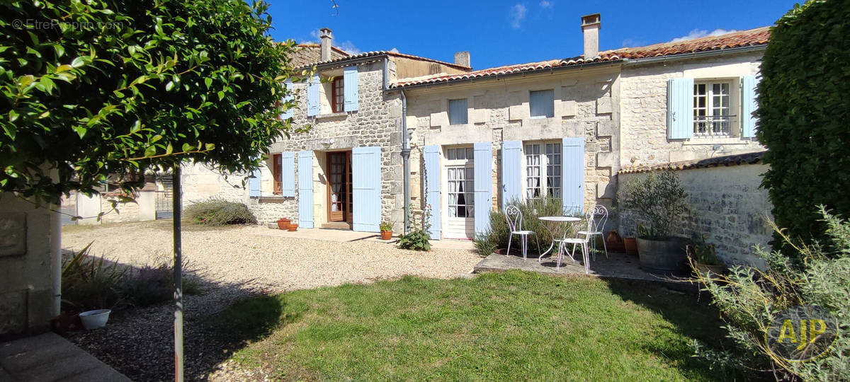 Maison à VILLARS-EN-PONS