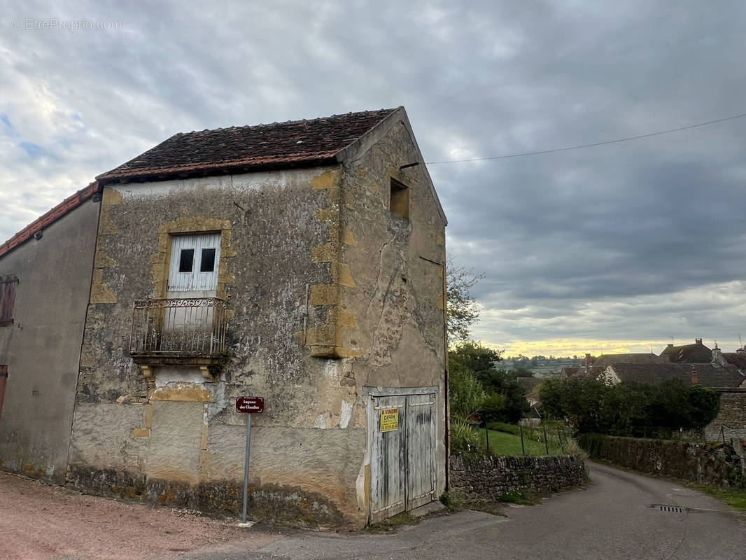 Parking à SAINT-JULIEN-DE-CIVRY