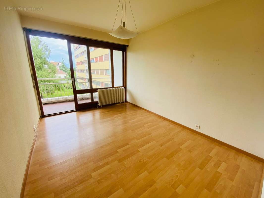 chambre accès balcon - Appartement à GAILLARD