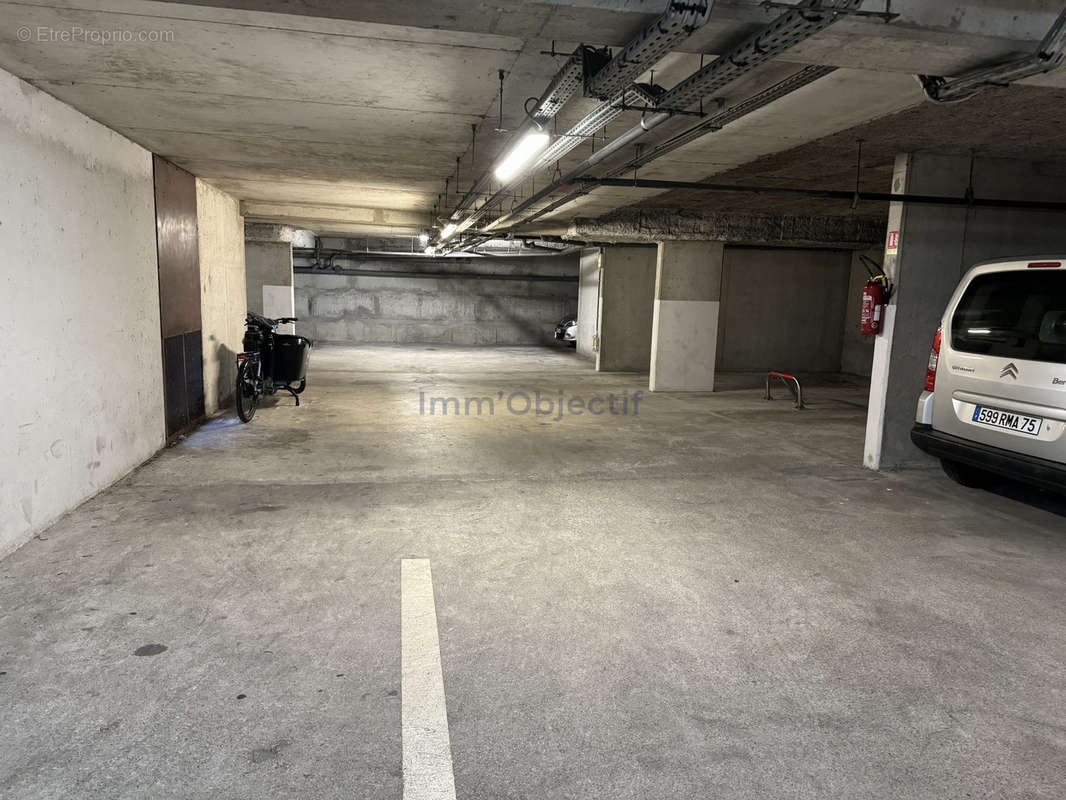 Parking à PARIS-11E