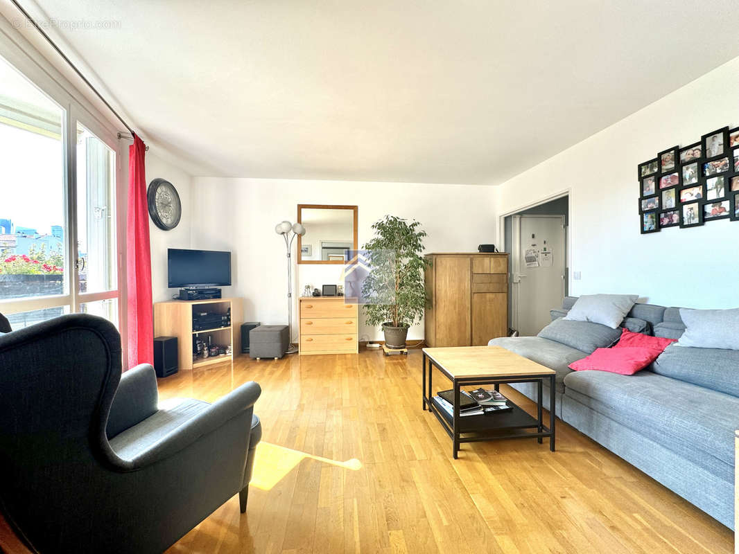 Appartement à COURBEVOIE