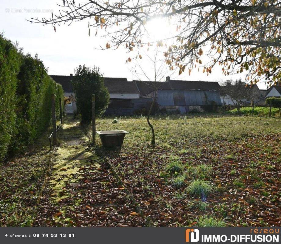 Terrain à COULOMMIERS-LA-TOUR