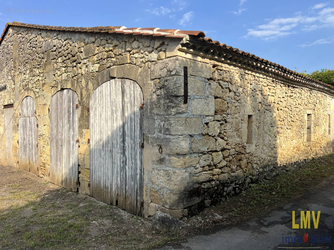 Parking à SAINT-GENES-DE-CASTILLON