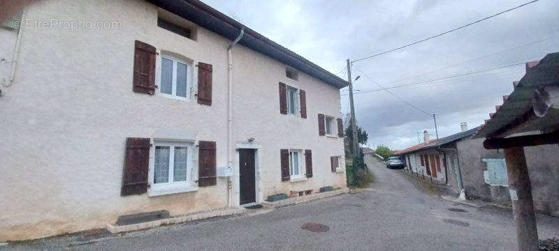 Maison à COLLONGES