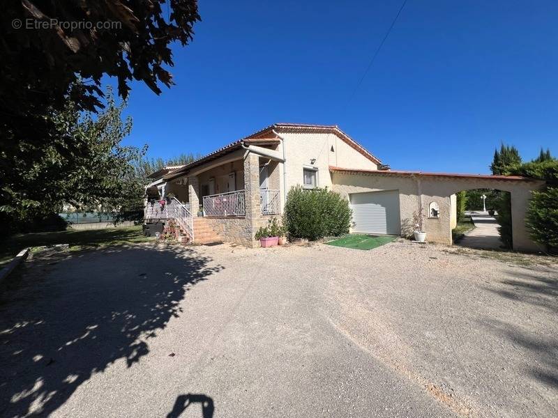 Maison à SAINT-JULIEN-LES-ROSIERS