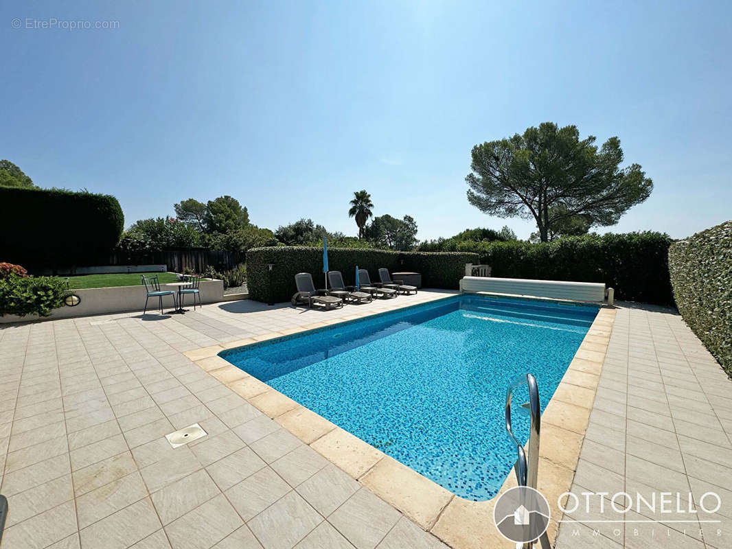 Maison à ROQUEBRUNE-SUR-ARGENS