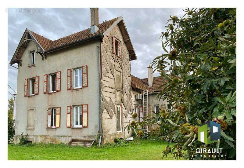 Maison à MONTREUX-CHATEAU