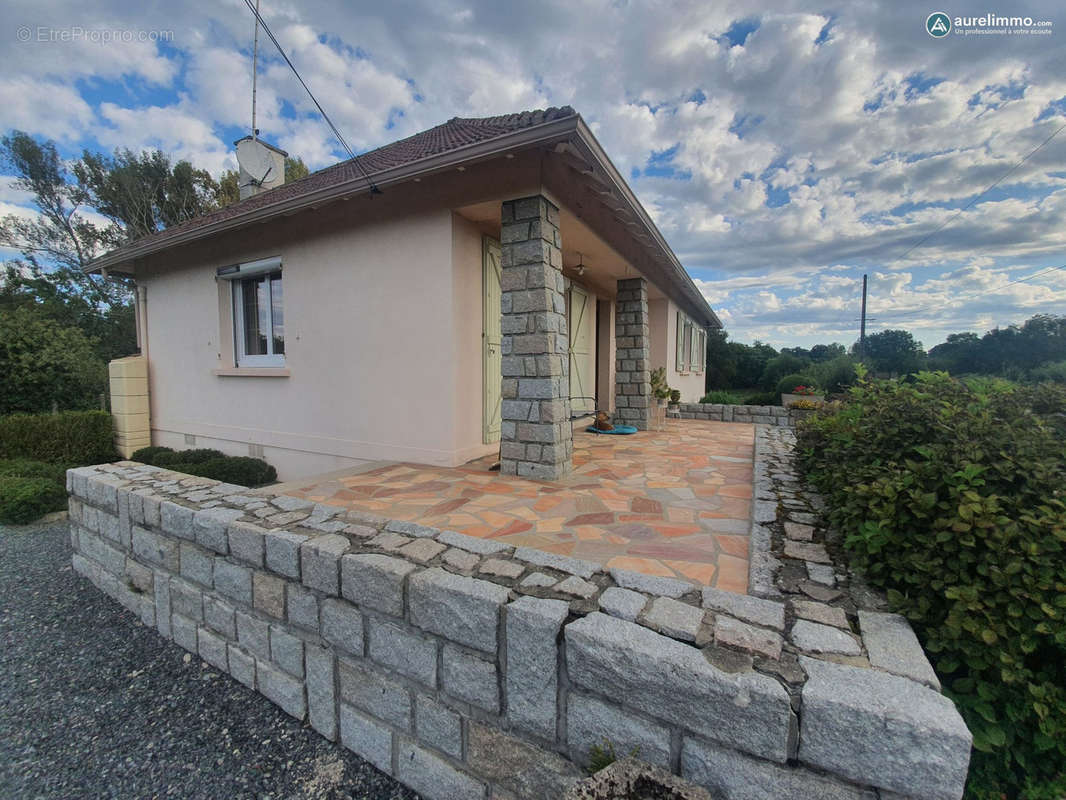 côté terrasse - Maison à NERIS-LES-BAINS