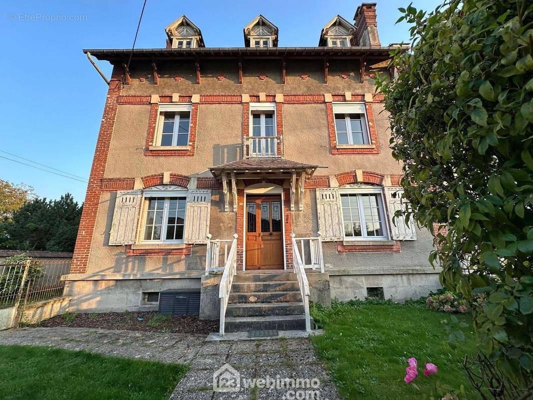 Magnifique maison de maître d&#039;une surface habitable de 241 m² - Maison à SAINT-ERME-OUTRE-ET-RAMECOURT